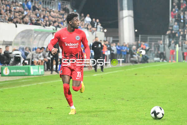 Fußball I Herren I Saison 2022-2023 I DFB-Pokal I 2. Hauptrunde I SV Stuttgarter Kickers - Eintracht Frankfurt I 18.10.2022 Faride Alidou (#11, Eintracht Frankfurt) am Ball
Ort: Stuttgart, Germany
Datum: 18.10.2022