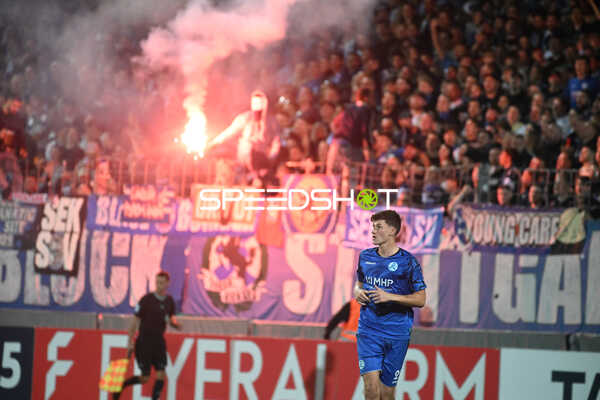 Fußball I Herren I Saison 2022-2023 I DFB-Pokal I 2. Hauptrunde I SV Stuttgarter Kickers - Eintracht Frankfurt I 18.10.2022 Pyrotechnik im Block der SV Stuttgarter Kickers im Vordergrund Paul Polauke (#25, SV Stuttgarter Kickers)
Ort: Stuttgart, Germany
Datum: 18.10.2022