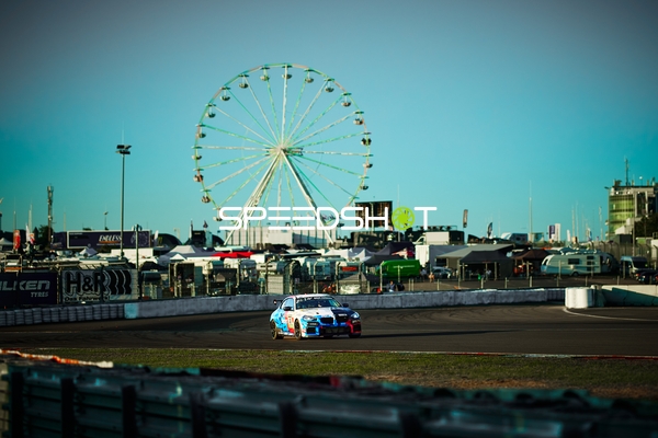 Rennfahrzeug auf der Rennstrecke