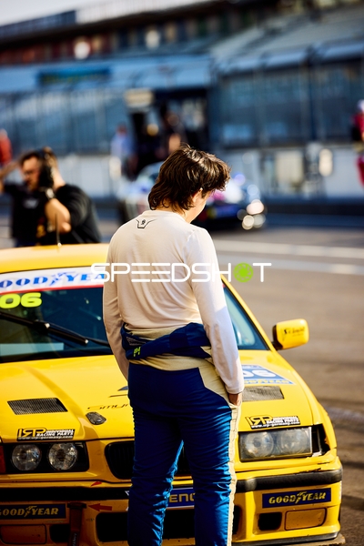 Fahrer vor Rennwagen am Hockenheimring