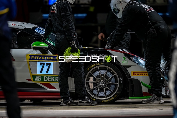 Rennfahrzeug in der Boxengasse