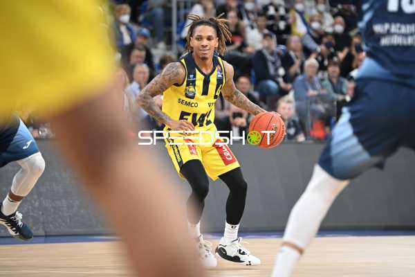 Basketball I Herren I Saison 2022-2023 I easyCredit BBL I 5. Spieltag I MLP Academics Heidelberg - EWE Baskets Oldenburg I 29.10.2022 DeWayne Russell (#4, EWE Baskets Oldenburg) beim dribbling
Ort: Heidelberg, Germany
Datum: 29.10.2022