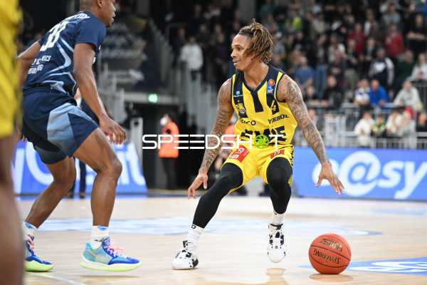 Basketball I Herren I Saison 2022-2023 I easyCredit BBL I 5. Spieltag I MLP Academics Heidelberg - EWE Baskets Oldenburg I 29.10.2022 DeWayne Russell (#4, EWE Baskets Oldenburg) beim dribbling
Ort: Heidelberg, Germany
Datum: 29.10.2022