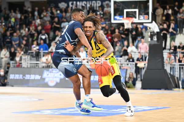 Basketball I Herren I Saison 2022-2023 I easyCredit BBL I 5. Spieltag I MLP Academics Heidelberg - EWE Baskets Oldenburg I 29.10.2022 DeWayne Russell (#4, EWE Baskets Oldenburg) beim dribbling gegen Eric Washington (#33, MLP Academics Heidelberg)
Ort: Heidelberg, Germany
Datum: 29.10.2022