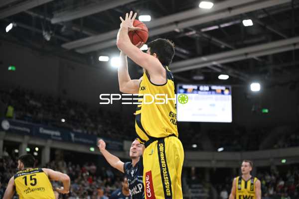 Basketball I Herren I Saison 2022-2023 I easyCredit BBL I 5. Spieltag I MLP Academics Heidelberg - EWE Baskets Oldenburg I 29.10.2022 Wurf von Owen Klassen (#15, EWE Baskets Oldenburg)
Ort: Heidelberg, Germany
Datum: 29.10.2022