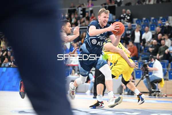 Basketball I Herren I Saison 2022-2023 I easyCredit BBL I 5. Spieltag I MLP Academics Heidelberg - EWE Baskets Oldenburg I 29.10.2022 Max Ugrai (#8, MLP Academics Heidelberg) gegen Tanner Leissner (#21, EWE Baskets Oldenburg) im Dribbling
Ort: Heidelberg, Germany
Datum: 29.10.2022