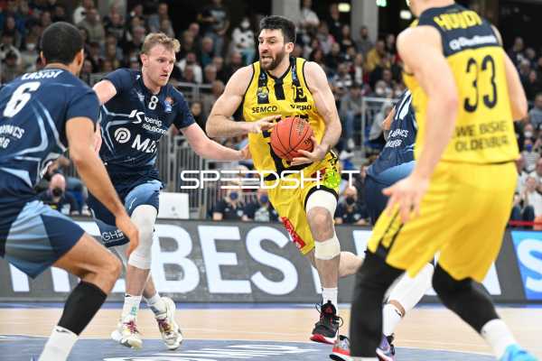 Basketball I Herren I Saison 2022-2023 I easyCredit BBL I 5. Spieltag I MLP Academics Heidelberg - EWE Baskets Oldenburg I 29.10.2022 Owen Klassen (#15, EWE Baskets Oldenburg) beim dribbling gegen Max Ugrai (#8, MLP Academics Heidelberg)
Ort: Heidelberg, Germany
Datum: 29.10.2022
