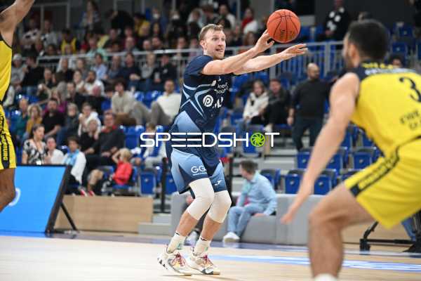 Basketball I Herren I Saison 2022-2023 I easyCredit BBL I 5. Spieltag I MLP Academics Heidelberg - EWE Baskets Oldenburg I 29.10.2022 Pass von Max Ugrai (#8, MLP Academics Heidelberg)
Ort: Heidelberg, Germany
Datum: 29.10.2022