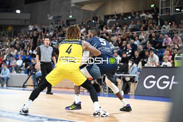 Basketball I Herren I Saison 2022-2023 I easyCredit BBL I 5. Spieltag I MLP Academics Heidelberg - EWE Baskets Oldenburg I 29.10.2022 DeWayne Russell (#4, EWE Baskets Oldenburg) gegen Shyron Ely (#5, MLP Academics Heidelberg)
Ort: Heidelberg, Germany
Datum: 29.10.2022