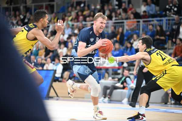 Basketball I Herren I Saison 2022-2023 I easyCredit BBL I 5. Spieltag I MLP Academics Heidelberg - EWE Baskets Oldenburg I 29.10.2022 Max Ugrai (#8, MLP Academics Heidelberg) gegen Tanner Leissner (#21, EWE Baskets Oldenburg) im Dribbling
Ort: Heidelberg, Germany
Datum: 29.10.2022