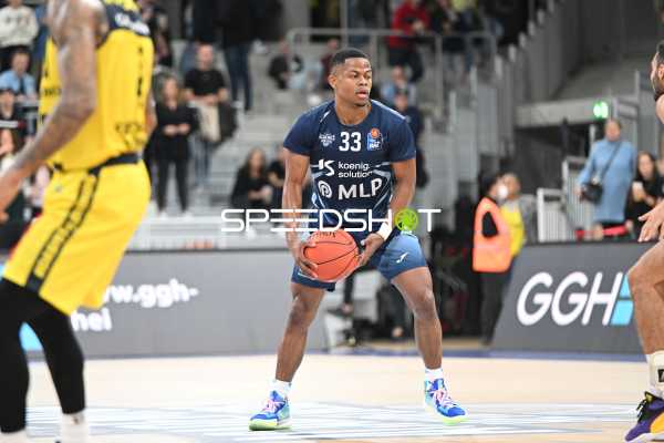 Basketball I Herren I Saison 2022-2023 I easyCredit BBL I 5. Spieltag I MLP Academics Heidelberg - EWE Baskets Oldenburg I 29.10.2022 Eric Washington (#33, MLP Academics Heidelberg) am Ball
Ort: Heidelberg, Germany
Datum: 29.10.2022