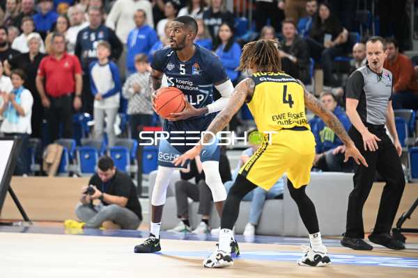 Basketball I Herren I Saison 2022-2023 I easyCredit BBL I 5. Spieltag I MLP Academics Heidelberg - EWE Baskets Oldenburg I 29.10.2022 Shyron Ely (#5, MLP Academics Heidelberg) gegen DeWayne Russell (#4, EWE Baskets Oldenburg)
Ort: Heidelberg, Germany
Datum: 29.10.2022