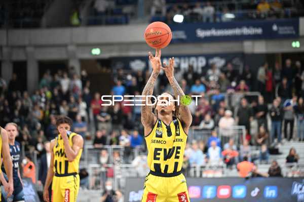 Basketball I Herren I Saison 2022-2023 I easyCredit BBL I 5. Spieltag I MLP Academics Heidelberg - EWE Baskets Oldenburg I 29.10.2022 DeWayne Russell (#4, EWE Baskets Oldenburg) beim Freiwurf
Ort: Heidelberg, Germany
Datum: 29.10.2022