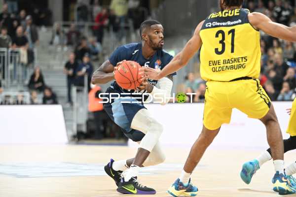 Basketball I Herren I Saison 2022-2023 I easyCredit BBL I 5. Spieltag I MLP Academics Heidelberg - EWE Baskets Oldenburg I 29.10.2022 Shyron Ely (#5, MLP Academics Heidelberg) am Ball gegen MaCio Teague (#31, EWE Baskets Oldenburg)
Ort: Heidelberg, Germany
Datum: 29.10.2022