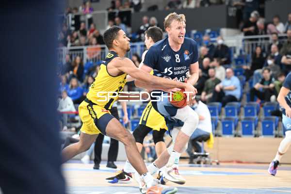 Basketball I Herren I Saison 2022-2023 I easyCredit BBL I 5. Spieltag I MLP Academics Heidelberg - EWE Baskets Oldenburg I 29.10.2022 Max Ugrai (#8, MLP Academics Heidelberg) gegen Tanner Leissner (#21, EWE Baskets Oldenburg) im Dribbling
Ort: Heidelberg, Germany
Datum: 29.10.2022