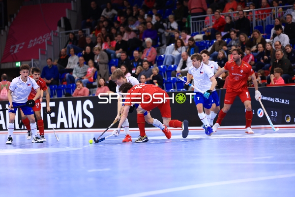 Ballkampf zwischen Brian VAN BOGAERT (9; Belgien) und Štěpán KLABAN (4; Tschechien)