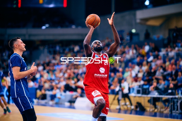 Wurfaktion von Nummer 27 der Syntainics MBC