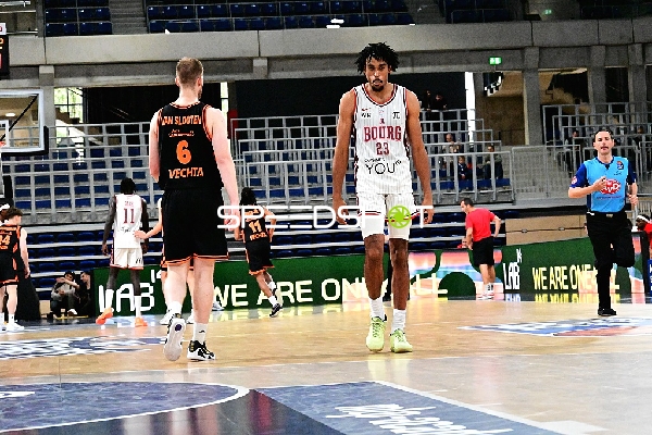 Ricky Lindo (23; JL Bourg Basket) und Luc van Slooten (6; Rasta Vechta) auf dem Court