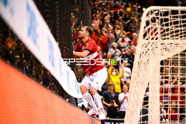 Handball I Herren I Saison 2022-2023 I Liqui Moly Handballbundesliga I 10. Spieltag I Handball Sport Verein Hamburg - Rhein-Neckar Löwen I 06.11.2022 Casper Ulrich Mortensen (6, Handball Sport Verein Hamburg) jubelt auf der Bande
Ort: Hamburg, Germany
Datum: 06.11.2022 - Casper Ulrich Mortensen