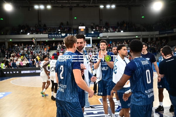 Szene mit Mateo Seric (21; MLP Academics Heidelberg) und Teamkollegen