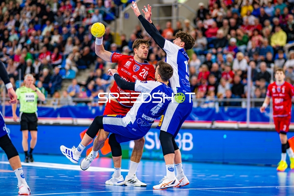 Paco Barthe (20, SG BBM Bietigheim) wirft gegen Filip Vistorop (4, ThSV Eisenach) und Marko Grgic (17, ThSV Eisenach)