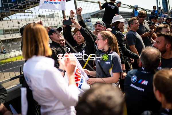 Teamfeier in der Boxengasse