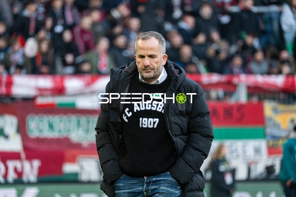 Trainer Manuel Baum vom FC Augsburg vor dem Spiel