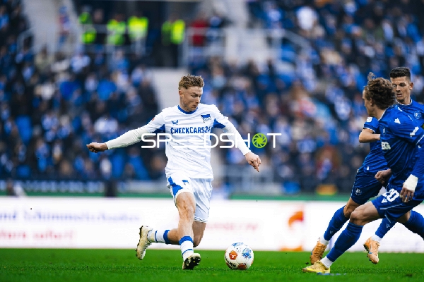 Ballkontrolle von Andreas Müller (16; Karlsruher SC)