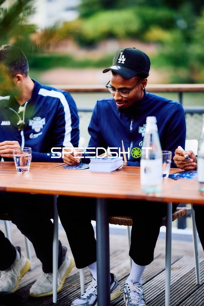 Autogrammstunde mit Michael Weathers (20; MLP)