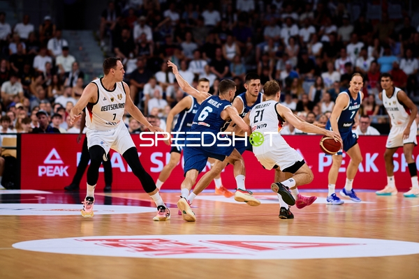 Justus Hollatz (21; Deutschland) im Zweikampf