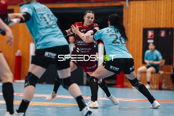 Szene mit Mareike Thomaier (2; HSG Bensheim/Auerbach) und Jana Scheib (20; Thüringer HC)