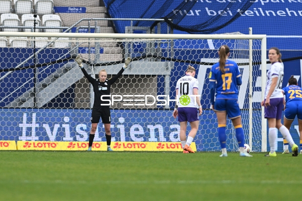 Torwart Jasmin Janning (1; FC Carl Zeiss Jena) vor dem Tor
