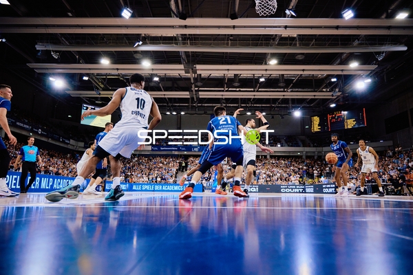 Michael Weathers (20, MLP Academics Heidelberg) passt zu Mateo Šerić (21, MLP Academics Heidelberg)