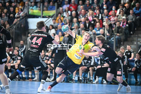 Handball I Herren I Saison 2022-2023 I Liqui Moly Handballbundesliga I 13. Spieltag I HC Erlangen - Rhein-Neckar Löwen I 19.11.2022 Juri Knorr (10, Rhein-Neckar Löwen) gegen Christoph Steinert (44, HC Erlangen)
Ort: Nürnberg, Germany
Datum: 19.11.2022 - Juri Knorr, Olle Forsell_Schefvert