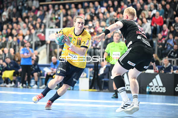 Handball I Herren I Saison 2022-2023 I Liqui Moly Handballbundesliga I 13. Spieltag I HC Erlangen - Rhein-Neckar Löwen I 19.11.2022 Juri Knorr (10, Rhein-Neckar Löwen) gegen Sebastian Firnhaber (18, HC Erlangen)
Ort: Nürnberg, Germany
Datum: 19.11.2022 - Juri Knorr