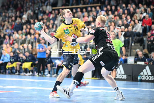 Handball I Herren I Saison 2022-2023 I Liqui Moly Handballbundesliga I 13. Spieltag I HC Erlangen - Rhein-Neckar Löwen I 19.11.2022 Wurf von Juri Knorr (10, Rhein-Neckar Löwen) gegen Sebastian Firnhaber (18, HC Erlangen)
Ort: Nürnberg, Germany
Datum: 19.11.2022 - Wurf von Juri Knorr
