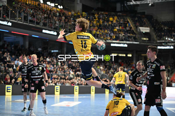 Handball I Herren I Saison 2022-2023 I Liqui Moly Handballbundesliga I 13. Spieltag I HC Erlangen - Rhein-Neckar Löwen I 19.11.2022 Wurf von Benjamin Helander (13, Rhein-Neckar Löwen)
Ort: Nürnberg, Germany
Datum: 19.11.2022 - Wurf von Benjamin Helander