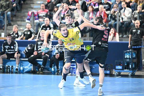 Handball I Herren I Saison 2022-2023 I Liqui Moly Handballbundesliga I 13. Spieltag I HC Erlangen - Rhein-Neckar Löwen I 19.11.2022 Wurf von Olle Forsell Schefvert (25, Rhein-Neckar Löwen) gegen Johannes Sellin (5, HC Erlangen)
Ort: Nürnberg, Germany
Datum: 19.11.2022 - Wurf von Olle Forsell Schefvert, Olle Forsell_Schefvert, Yannik Bialowas