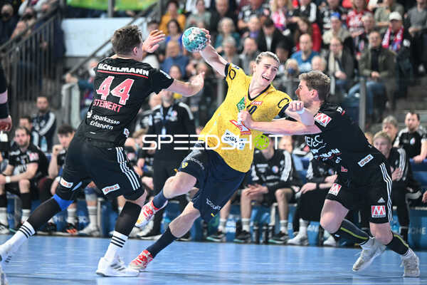 Handball I Herren I Saison 2022-2023 I Liqui Moly Handballbundesliga I 13. Spieltag I HC Erlangen - Rhein-Neckar Löwen I 19.11.2022 Juri Knorr (10, Rhein-Neckar Löwen) gegen Lutz Heiny (2, HC Erlangen) und Christoph Steinert (44, HC Erlangen)
Ort: Nürnberg, Germany
Datum: 19.11.2022 - Juri Knorr