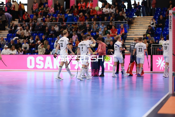 Spieler von Deutschland laufen vom Tor weg