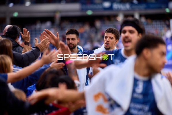 Samuell Williamson (10; MLP Academics Heidelberg) und Mateo Seric (21; MLP Academics Heidelberg) feiern mit Fans