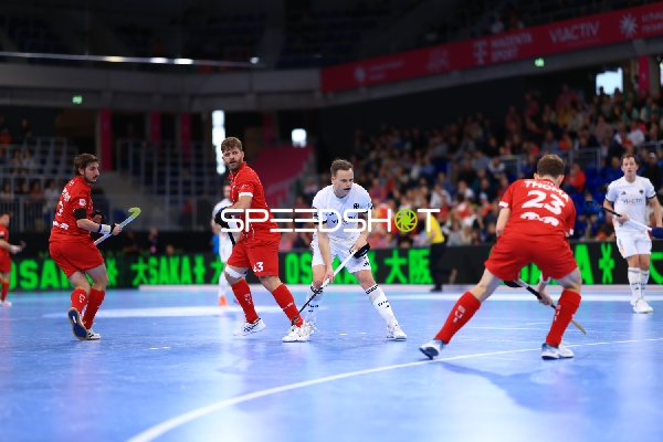 Anton Pöhling (12; Deutschland) mit Ball unter Druck