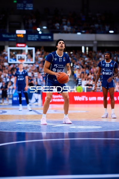 Freiwurf Bakary Dibba (10;MLP Academics Heidelberg), Michael Weathers (20;MLP Academics Heidelberg)