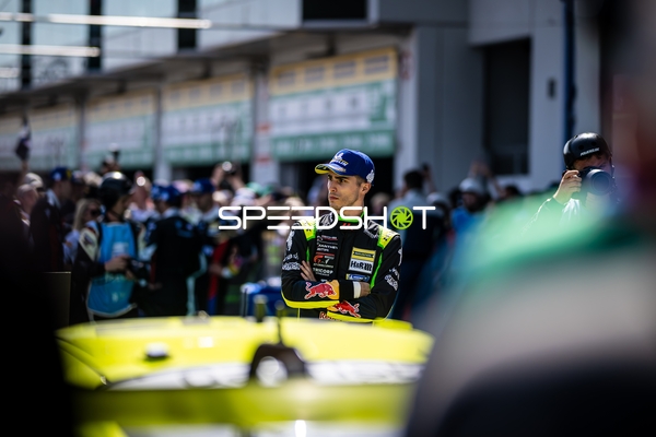 Rennfahrer in der Boxengasse