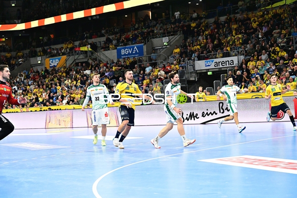 Jannik Kohlbacher (80; Rhein Neckar Löwen) positionieren sich