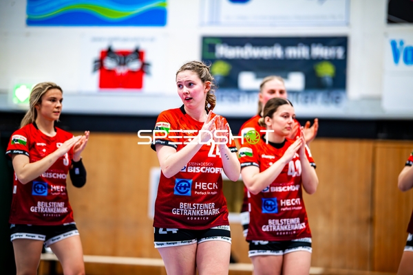 Sophie Räuchle (24, SG Schozach-Bottwartal) klatscht Applaus