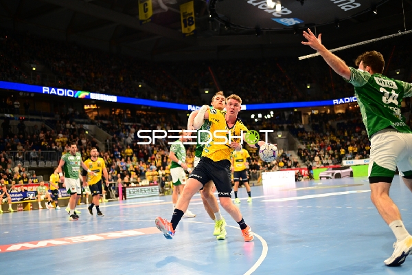 Mathias Gidsel (19; Füchse Berlin) kämpft um den Ball