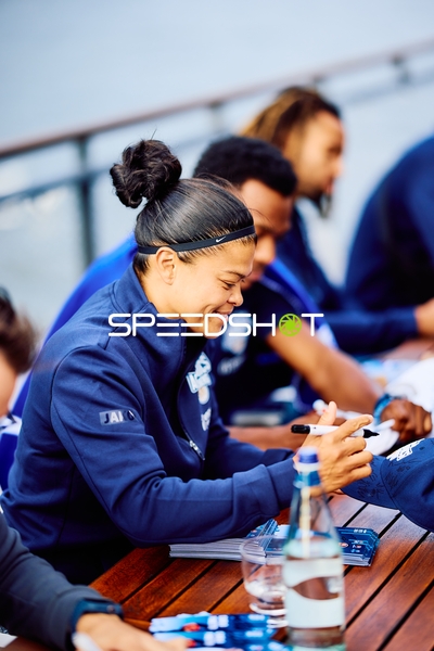 Serena Benavente signiert Autogramme