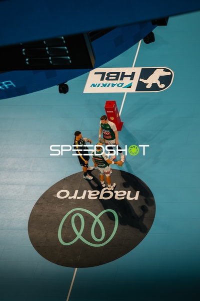 Unterhaltung zwischen Lukas Sandell (11; Rhein Neckar Löwen), Sebastian Heymann (13; Rhein Neckar Löwen) und Spieler von {46}