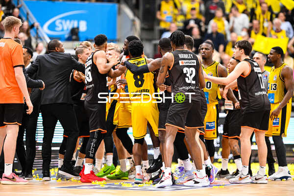 Basketball I Herren I Saison 2022-2023 I easyCredit BBL I 11. Spieltag I MHP Riesen Ludwigsburg - ratiopharm Ulm I 27.12.2022 Rudelbildung zwischen Justin Johnson (23, MHP Riesen Ludwigsburg) und David Fuchs (63, ratiopharm Ulm)
Ort: Ludwigsburg, Germany
Datum: 27.12.2022 - Rudelbildung zwischen Justin Johnson, Yorman Polas Bartolo